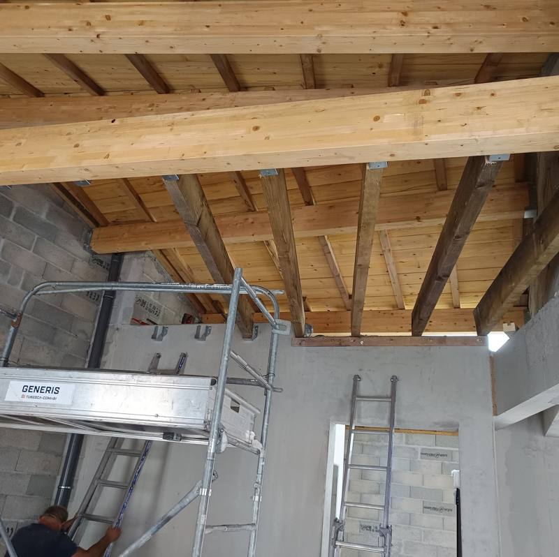 Plancher et poutres bois en cours de pose