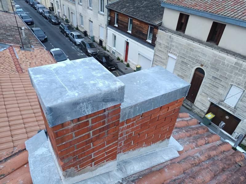 Souches de cheminée en brique coiffées de zinc