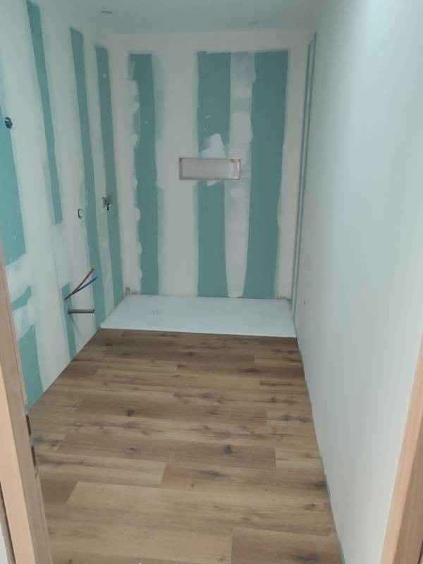 Salle d'eau avec receveur extra-plat et niche murale