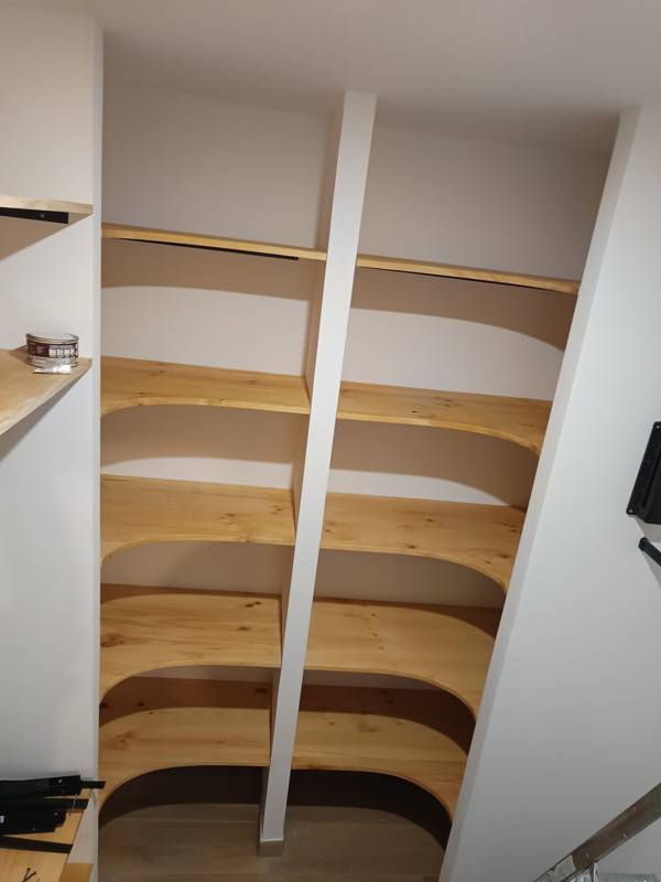 Étagères en bois sur mesure dans un placard