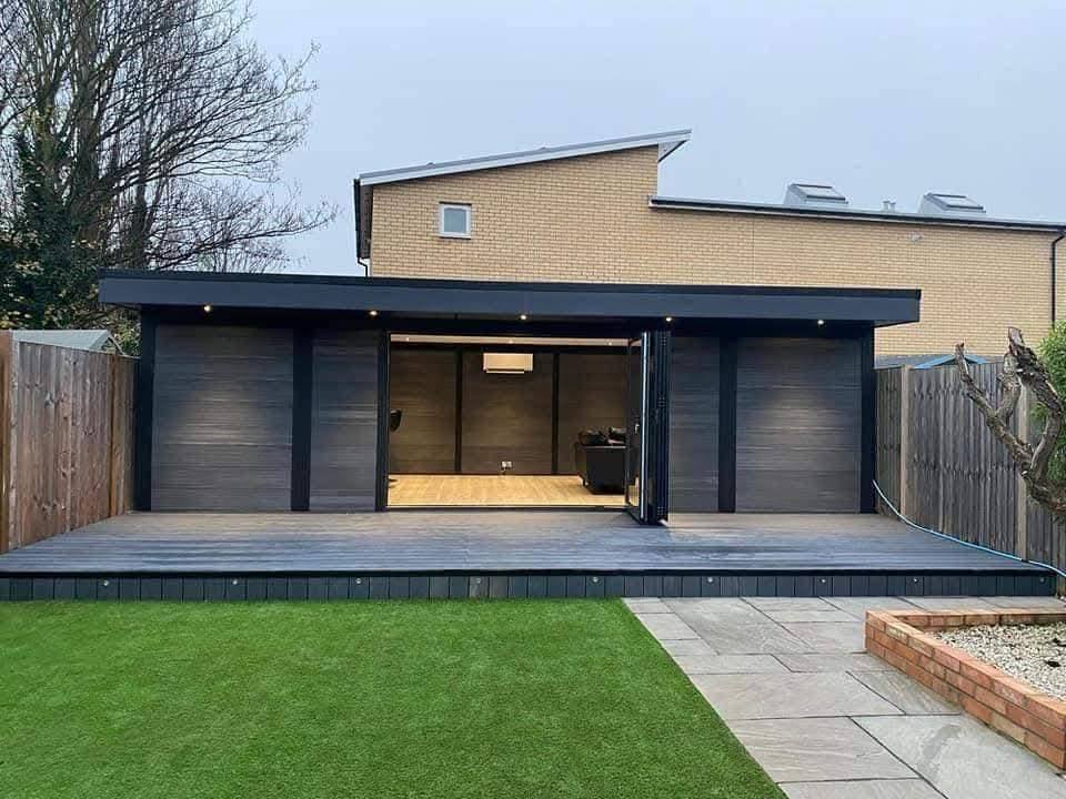 Extension en ossature bois ouverte sur une terrasse