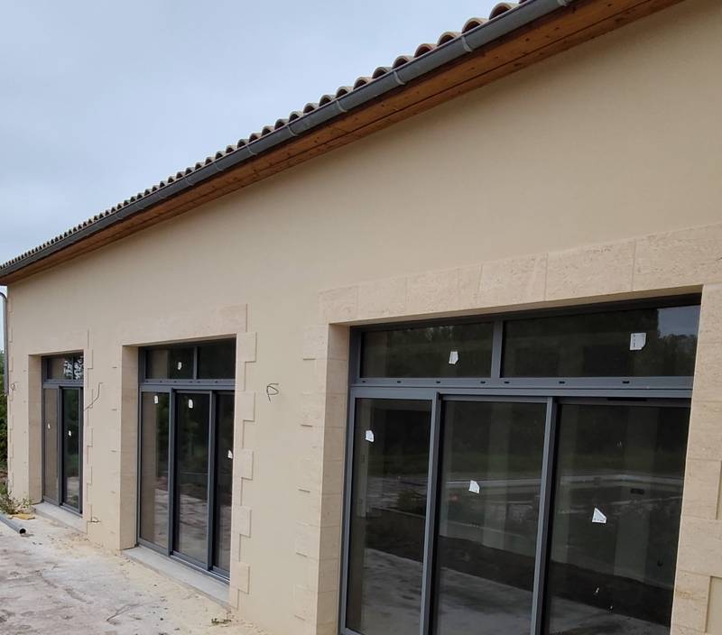 Façade avec trois grandes baies aluminium