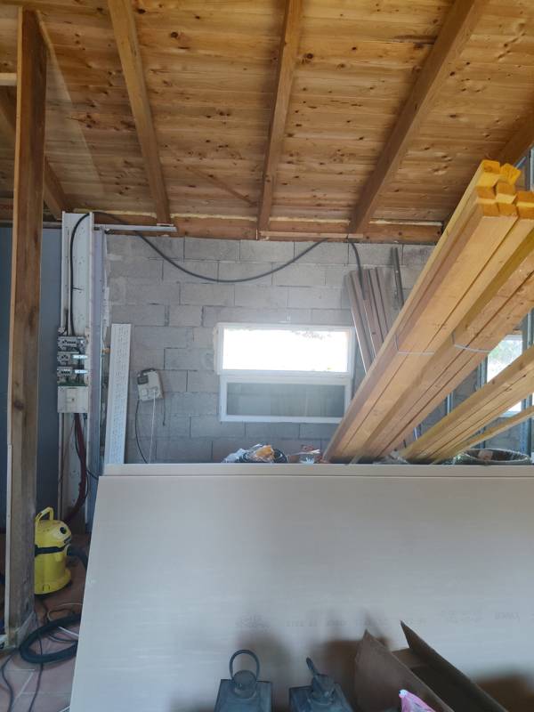 Plafond en lambris bois et poutres apparentes